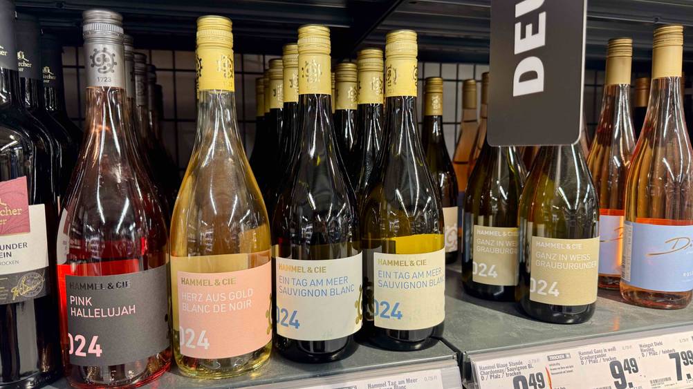 Sauvignon-Blanc-Test: Mehrere alkoholische Getränke stehen in einem Regal.