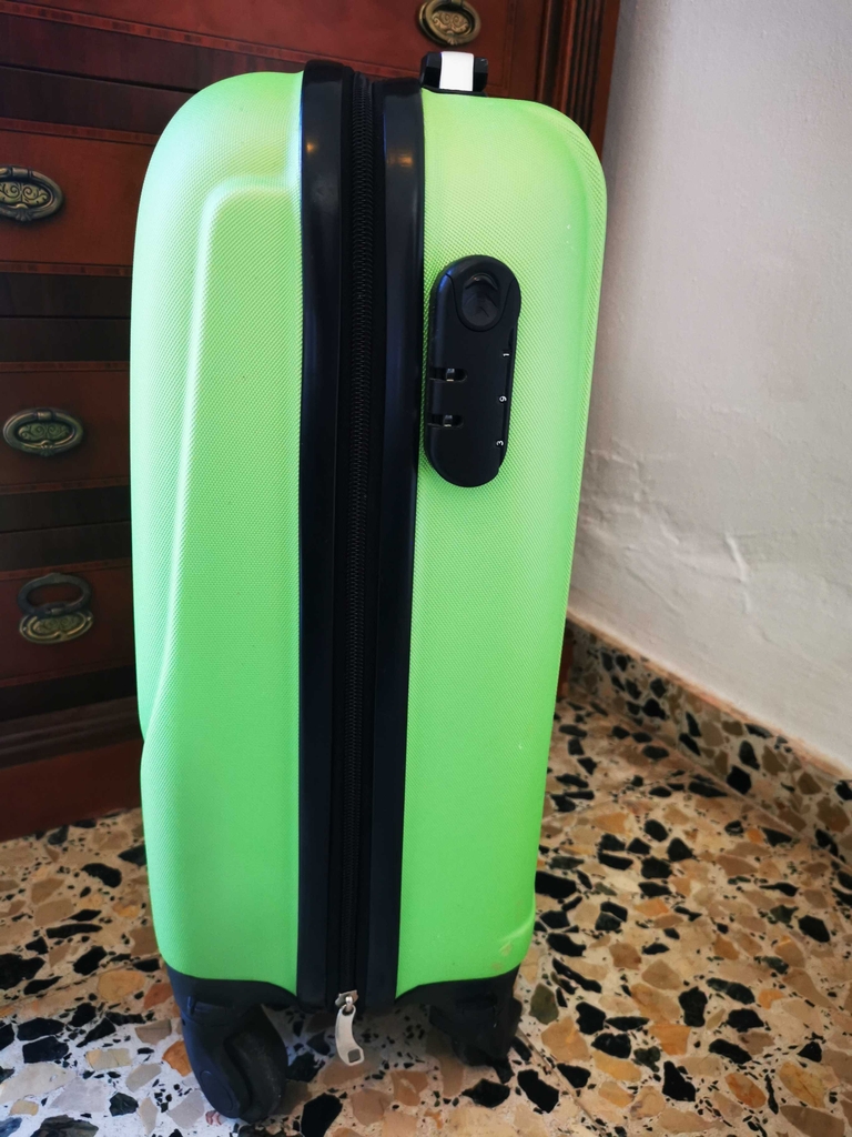 Seitenansicht eines auf dem Boden stehenden grünen Handgepäck-Koffers im Test.