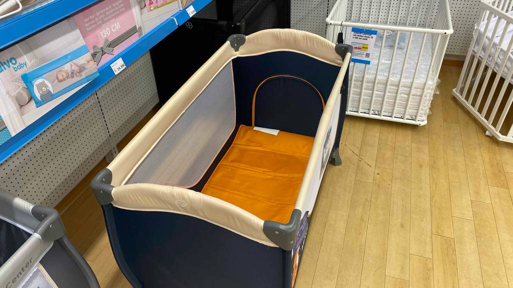 Ein getestetes Reisebett von vorne in einer Austellungsfläche.