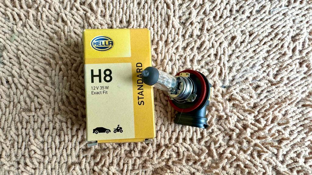 H8-Birne Test: die ausgepackte H8-Birne ist an der Verpackung angelehnt.