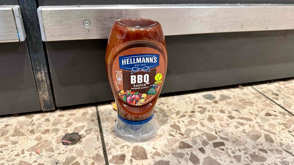 Die Grillsauce von Hellmanns die getestet wurde steht vor einem Regal.