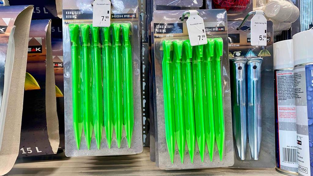 Zeltheringe-Test: mehrere Packungen Zeltheringe hängen in einem Regal.