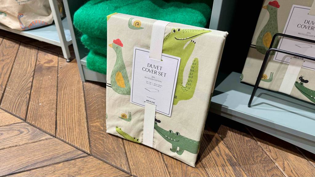 Vor einem Regal im Geschäft befindet sich eine getestete Kinderbettdecke.