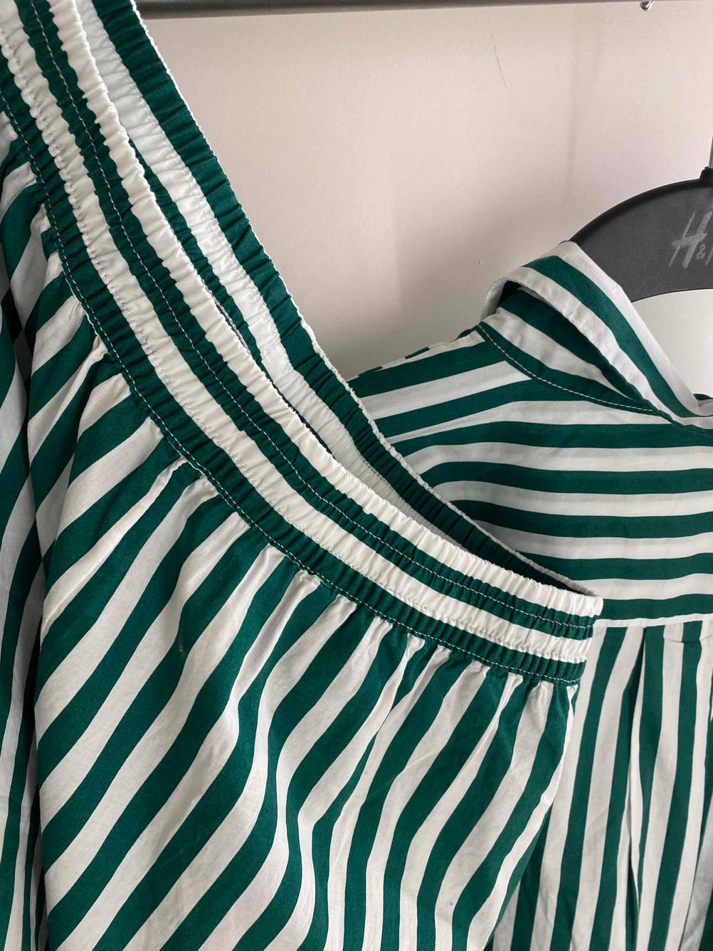 Damen-Pyjama-Test: Ein Set aus Pyjama-Oberteil sowie Pyjama-Hose mit elastischem Bund hängt an einer Kleiderstange.