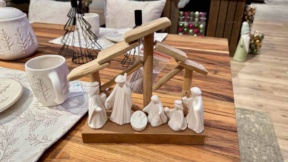 Die getestete Weihnachtskrippe steht auf einem Holztisch.