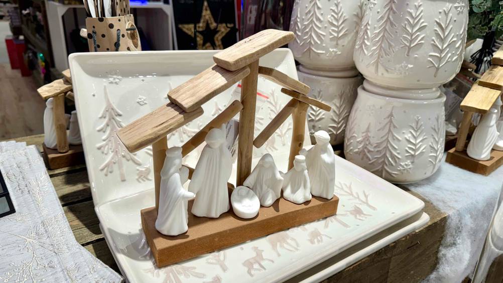 Die getestete Weihnachtskrippe steht auf einem Tisch neben anderen weihnachtlichen Dekogegenständen.