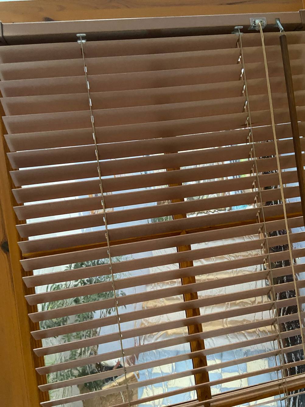 Die schräg gestellten Lamellen der getesteten Holzjalousien im Fokus.