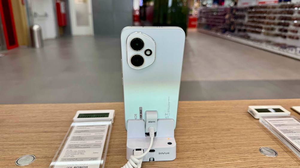 Das getestete Smartphone 6,5 Zoll befindet sich in einer Halterug in einem Geschft, wobei die Rückkamera hierbei ersichtlich ist.