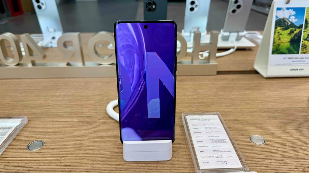 Ansicht auf das große Display des getesteten Smartphones bis 250 Euro.