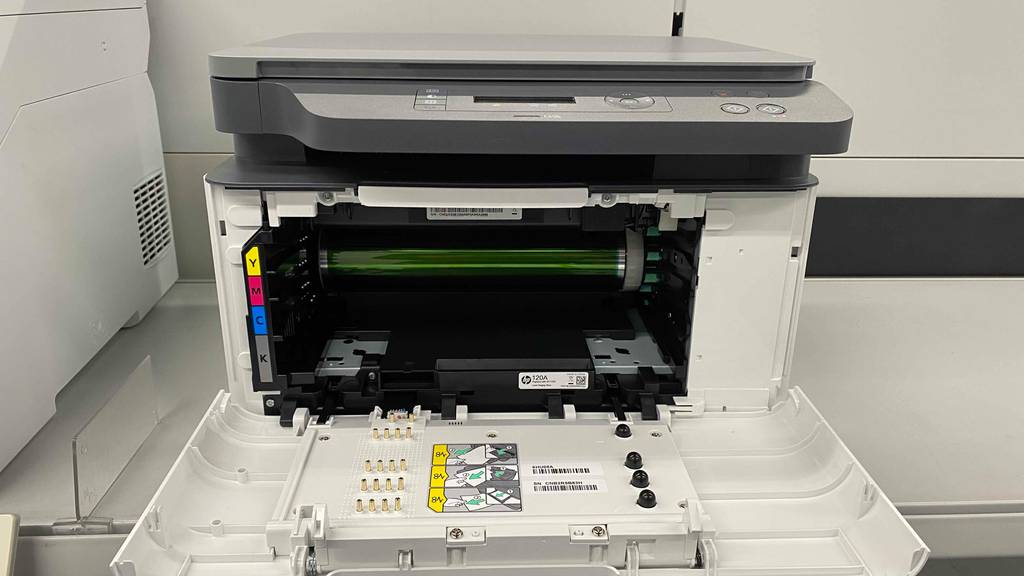 HP-Farblaserdrucker getestet: Ein geöffneter Drucker von vorne zeigt Innenraum.