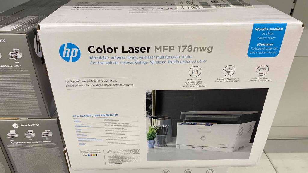 Eine Originalverpackung des getesteten Laserdrucker-WLAN steht in einem Regal
