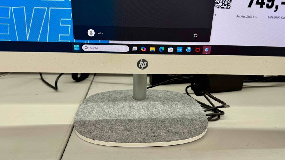Der Standfuß des getesteten HP-Monitors ist im Fokus und ist mit einem Vliesstoff überzogen.