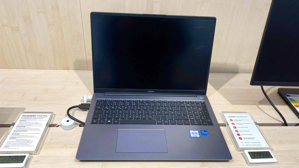 Business-Notebook im Test: Frontansicht eines aufgeklappten Business-Notebooks mit Preisschild daneben ersichtlich.