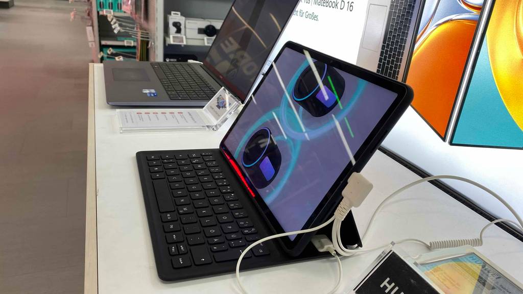 Huawei-Tablet getestet: eingeschaltetes Huawei-Tablet ist an einer Tastatur fixiert, mit Sicherung daran. 