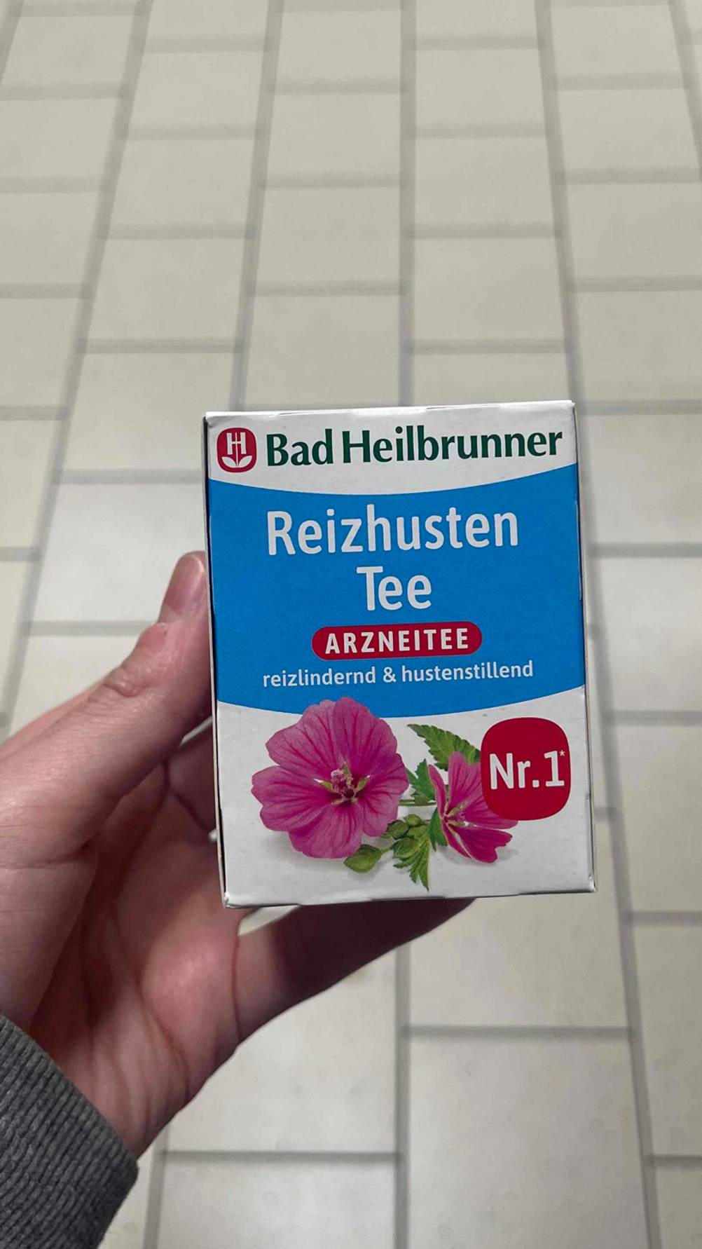 Hustentee-Test: Eine Packung Reizhusten-Tee wird in der Hand gehalten.