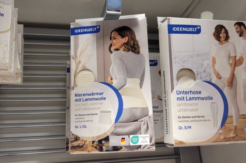 Ein getesteter Nierenwärmer in Originalverpackung hängt neben anderen Produkten im Regal.