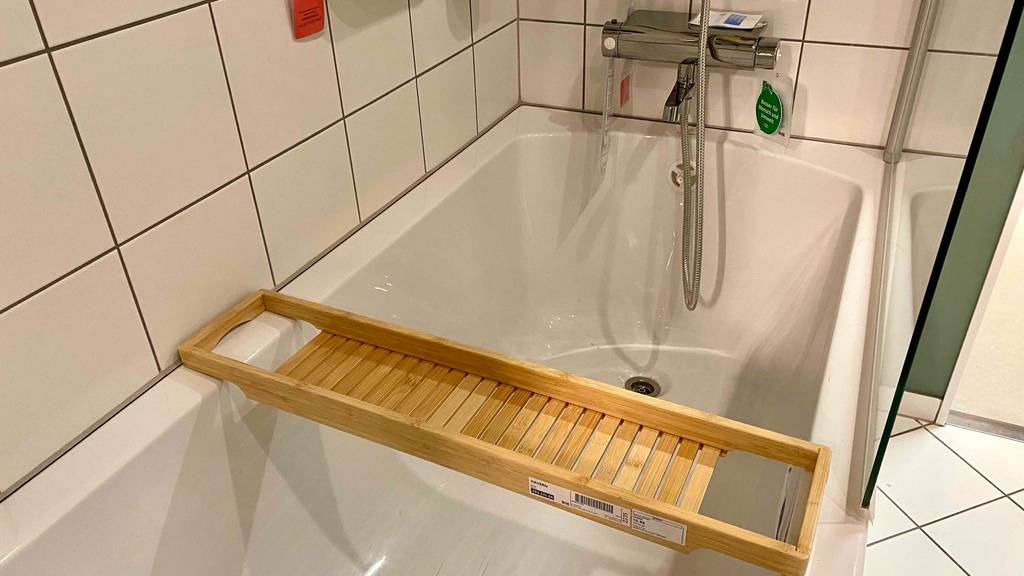 Eine getestete Badewannenablage von schräg oben über einer Badewanne.
