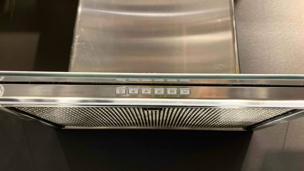 Dunstabzugshaube-80-cm-Test: Bedienfläche einer Dunstabzugshaube im Fokus.