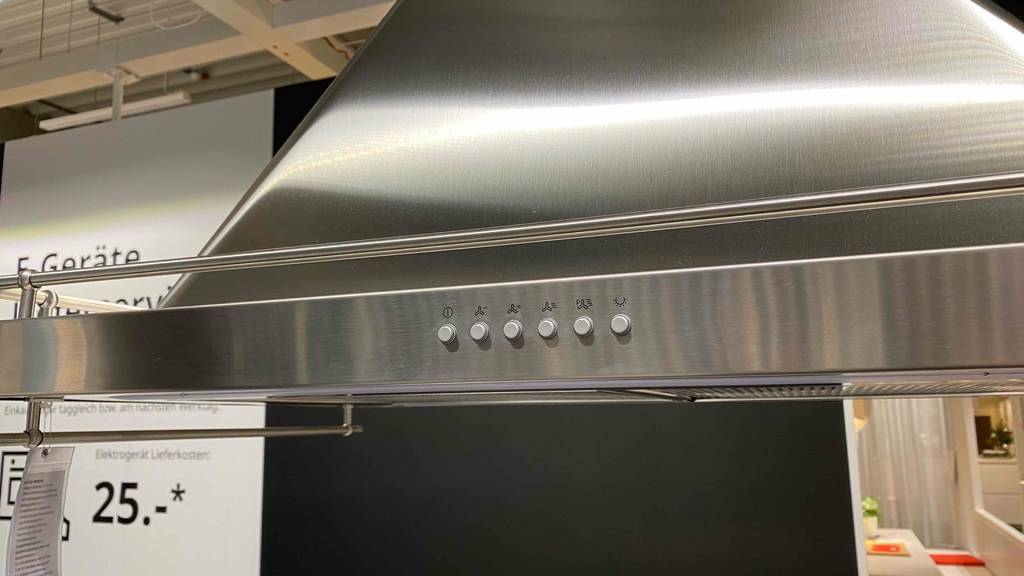 Dunstabzugshaube-90-cm-Test: Knöpfe einer Dunstabzugshaube im Fokus.