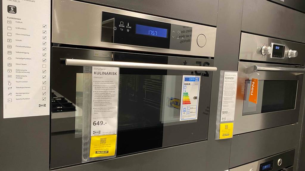 Einbau-Dampfgarer im Test: ein geschlossener Einbau-Dampfgarer mit digitaler Anzeige in einem Geschäft ausgestellt.