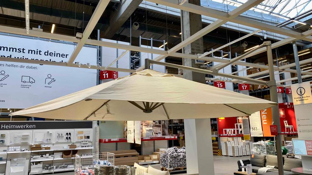 Ganzaufnahme vom getesteten Sonnenschirm der Marke Ikea.