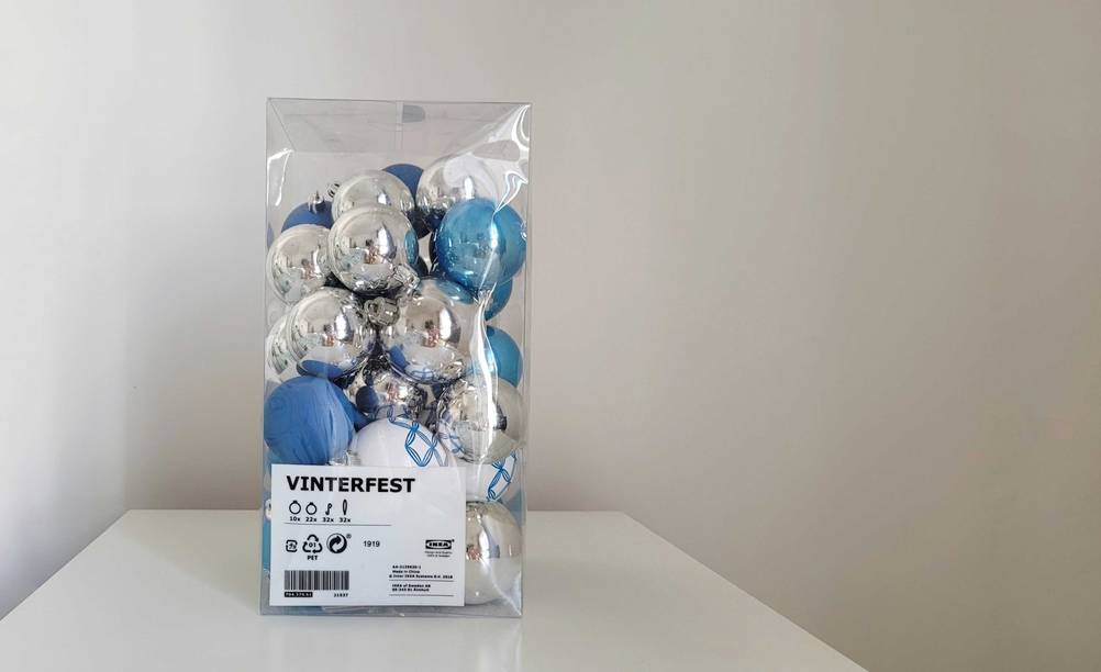 Eine Packung getesteter Weihnachtskugeln auf einer hellen Oberfläche stehend.
