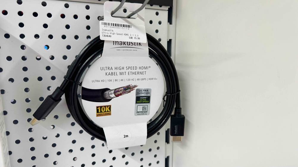 Das getestete HDMI-Kabel (2m) hängt in einem Regal.