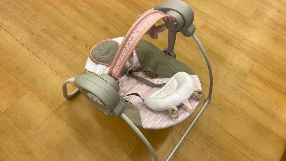 Babyschaukel getestet: Eine Schaukel von schräg oben auf einem Holzboden stehend