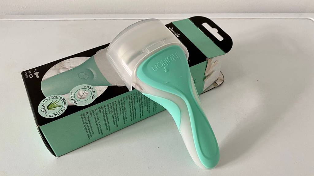 Rasierer getestet: Rasierer an Originalverpackung gelehnt
