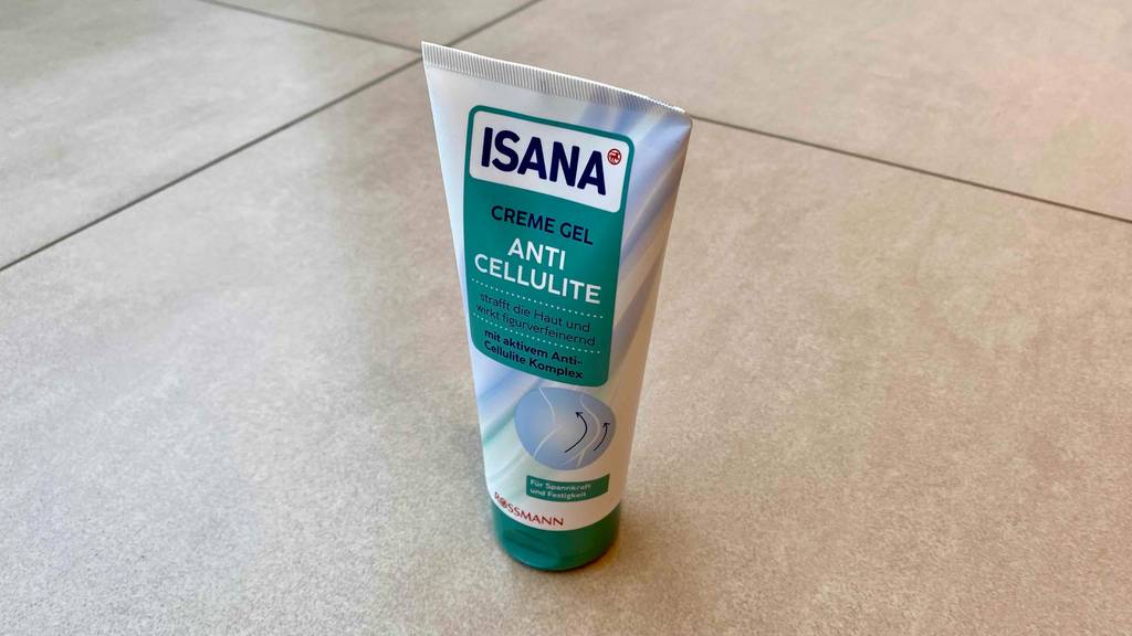 Cellulite-Creme im Test: eine Cellulite-Creme von Isana stehend auf einem Boden.