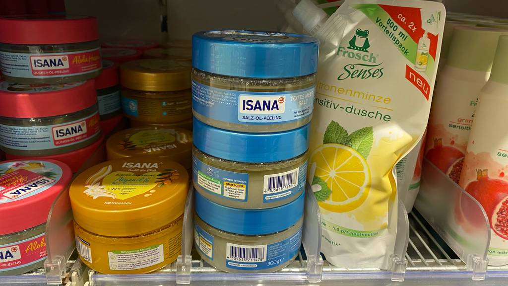 Mehrere Packungen des getesteten Meersalzpeelings im Regal neban anderen Produkten.