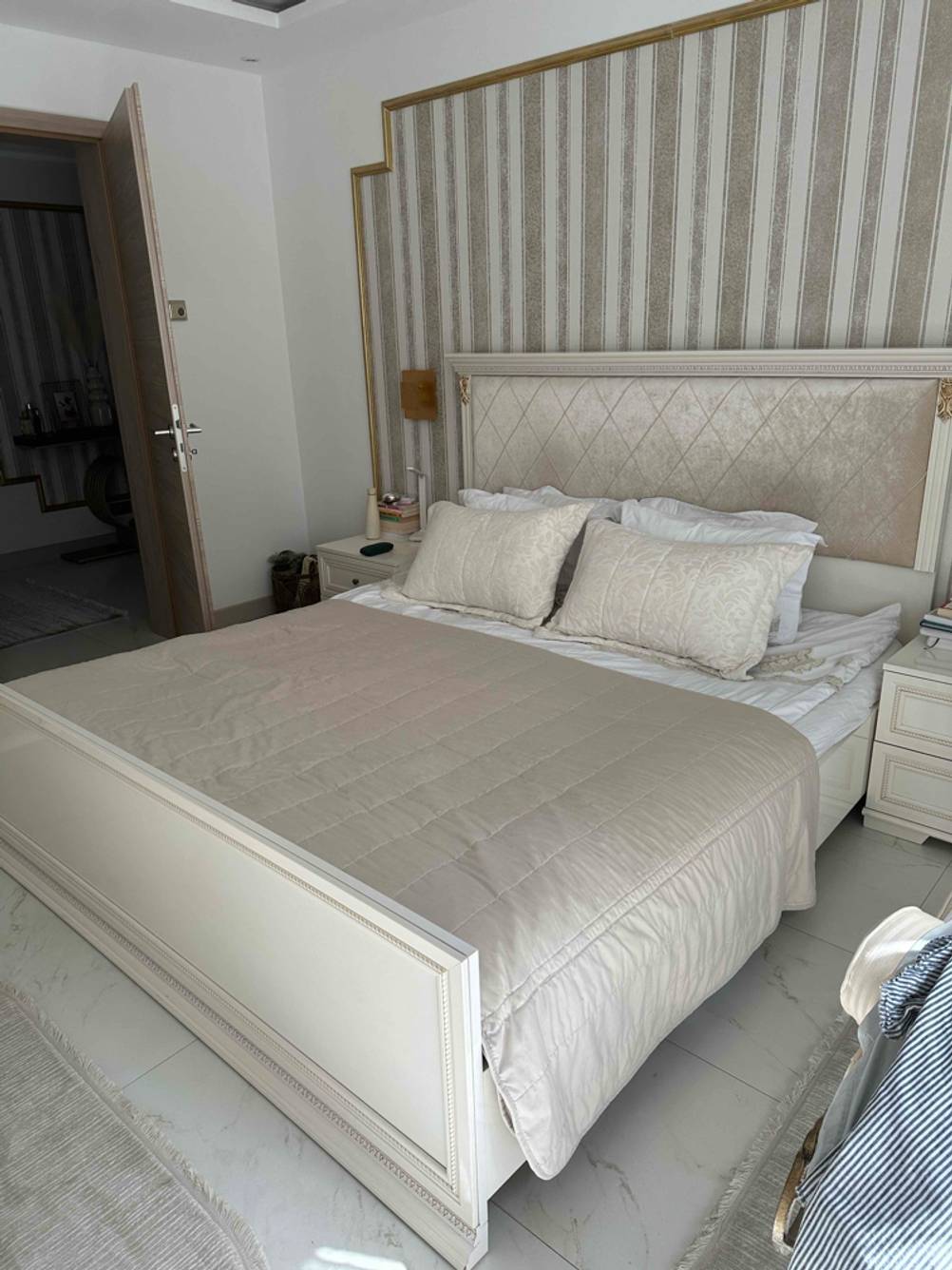 Ein getestetes Boxspringbett mit beigefarbener Bettwäsche.