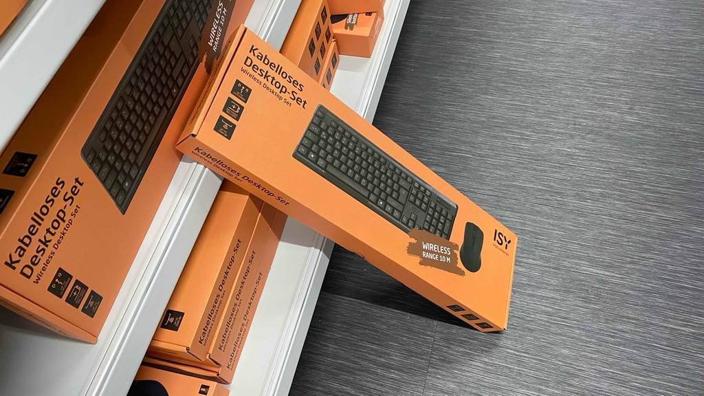 Kabellose-Tastatur-und-Maus-Set im Test: Kabellose-Tastatur-und-Maus-Set ist verpackt.