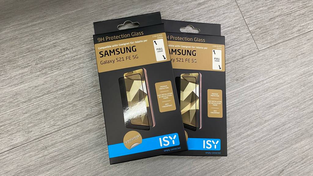 Zwei Packungen getestetes Samsung-Galaxy-S21-Panzerglas liegen leicht übereinander auf einer hellen Oberfläche.