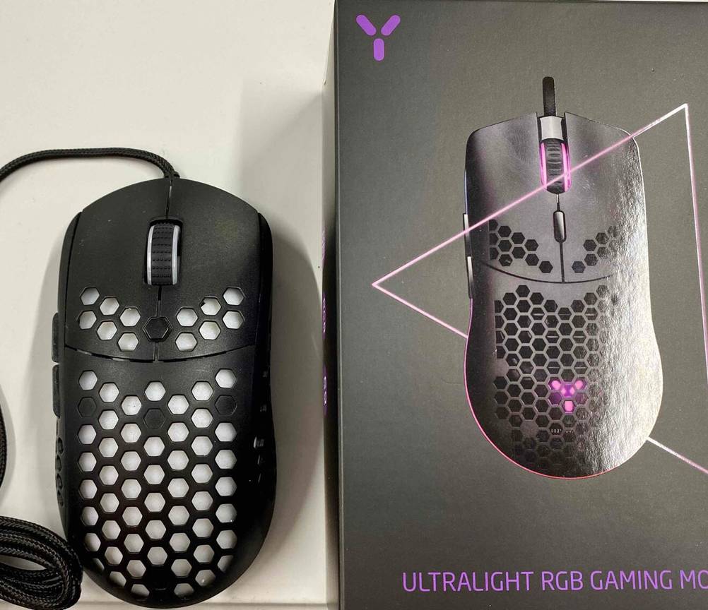 Getestete Gaming-Maus neben der Verpackung.