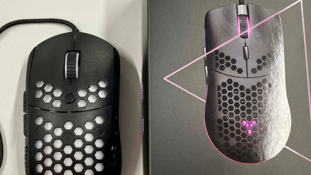Gaming-Maus neben der Verpackung