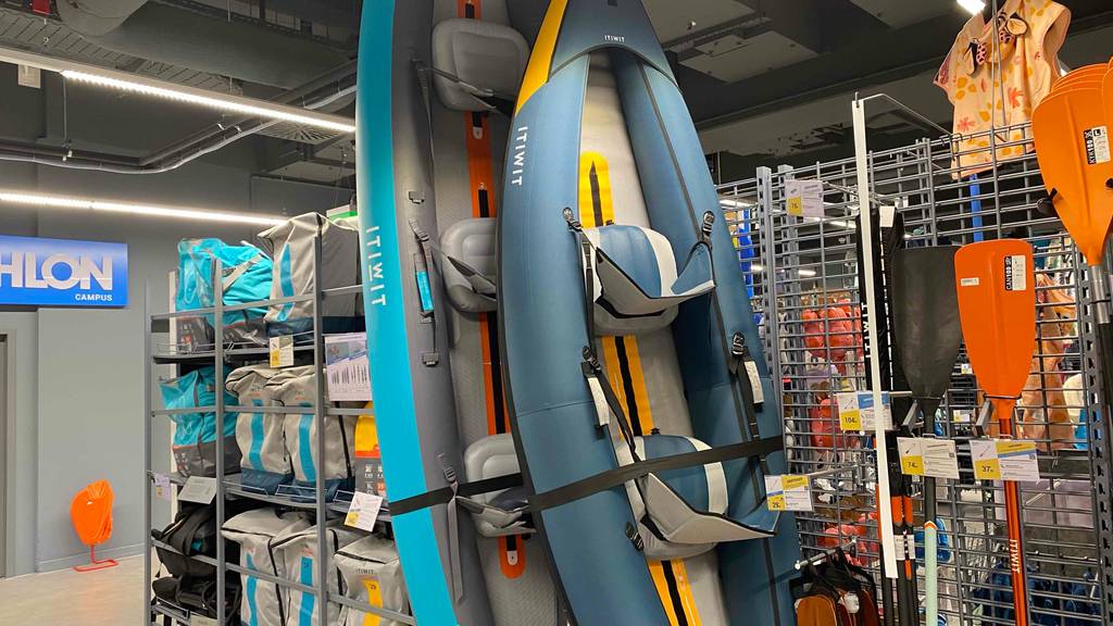 Zwei getestete aufblasbare-2er-Kajaks im aufgestellten Zustand in einem Geschäft ausgestellt.