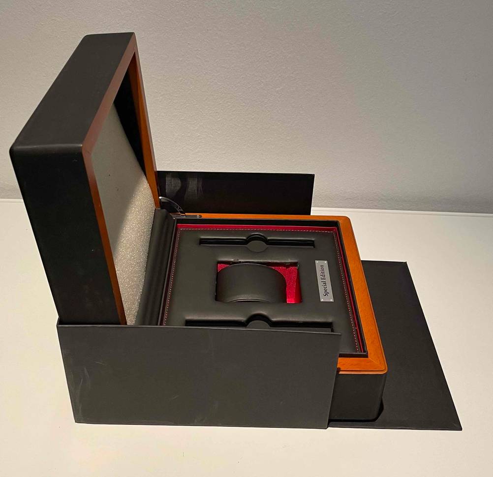 Eine getestete Uhrenbox geöffnet von der Seite auf einer hellen Fläche.