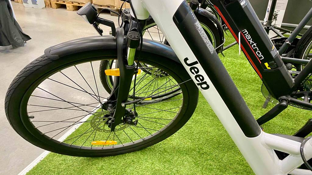 Vorderreifen eines getesteten Jeep-E-Bikes im Fokus.