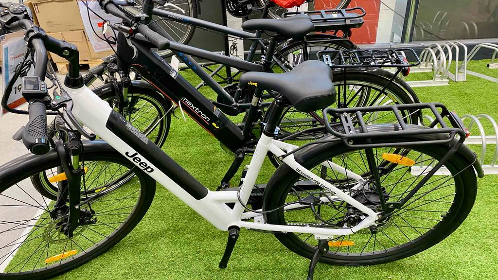 Jeep-E-Bike getestet: ein Jeep-E-Bike steht neben anderen Modellen in eine Geschäft.