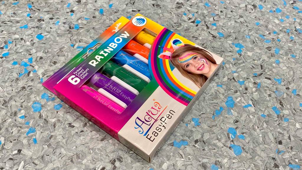 Bodypainting-Farbe-Test: Verpackung einer Bodypainting-Farbe mit sechs Farben darin, auf einem Boden platziert.