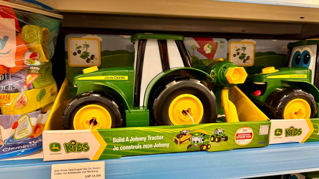 Der getestete Spielzeugtraktor steht in einem Regal.