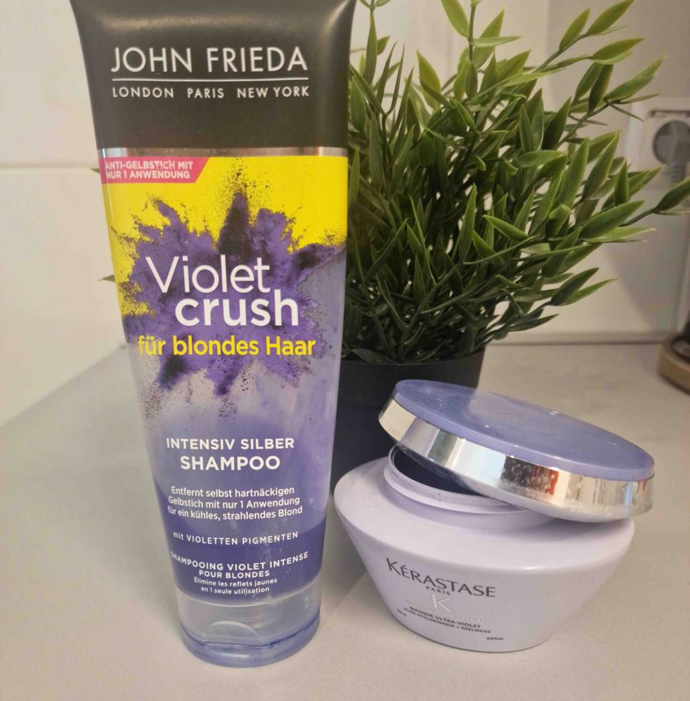 Blond-Shampoo getestet: ein Blond-Shampoo von John Frieda und eine Haarmaske von Kerastase stehen vor einer Kunstpflanze.