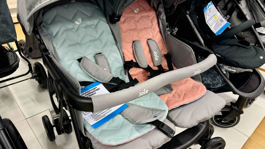 Zwillingskinderwagen Test: die Sitzfläche des Zwillingskinderwagen im Fokus.