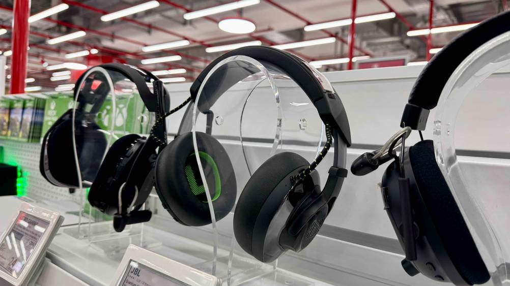 Die getesteten JBL-Over-Ear-Kopfhörer sind in einem Geschäft neben anderen Modellen ausgestellt.