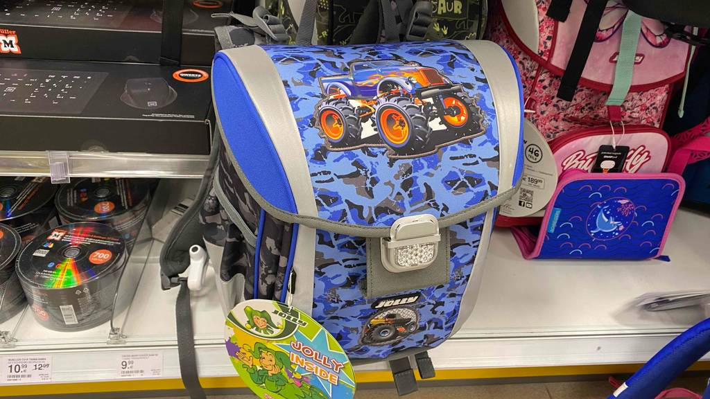 Schulranzen getestet: Ein geschlossener Schulranzen mit einem Quad darauf in einem Regal stehend.