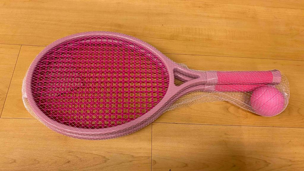 Tennisschläger-Kinder-Test: zwei Tennisschläger mit einem Ball auf einem Boden liegend.