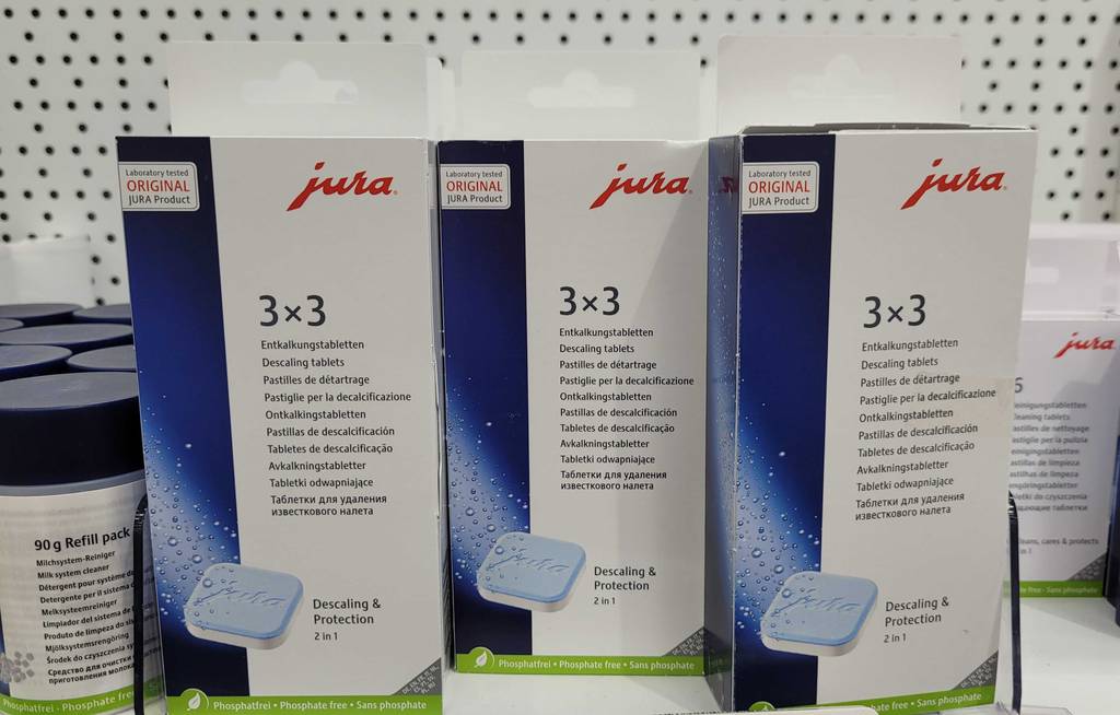 Entkalkungstabletten für Kaffeevollautomat von Jura getestet: Mehrere Packungen stehen nebeneinander im Regal.