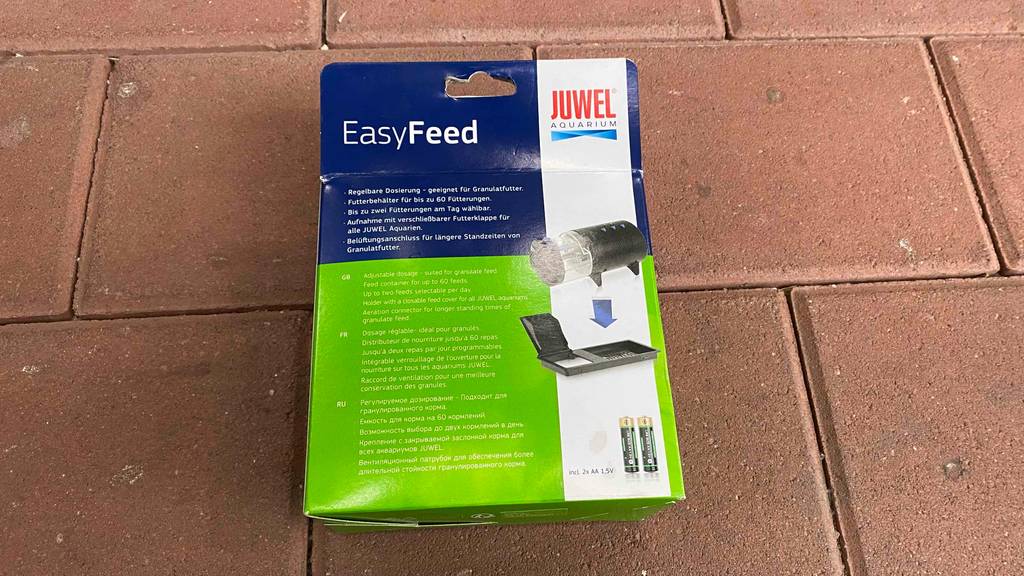 Futterautomat-Aquarium-Test: Rückseite von batteriebetriebenem Futterautomat in einer Verpackung der Marke Easy-Feed.