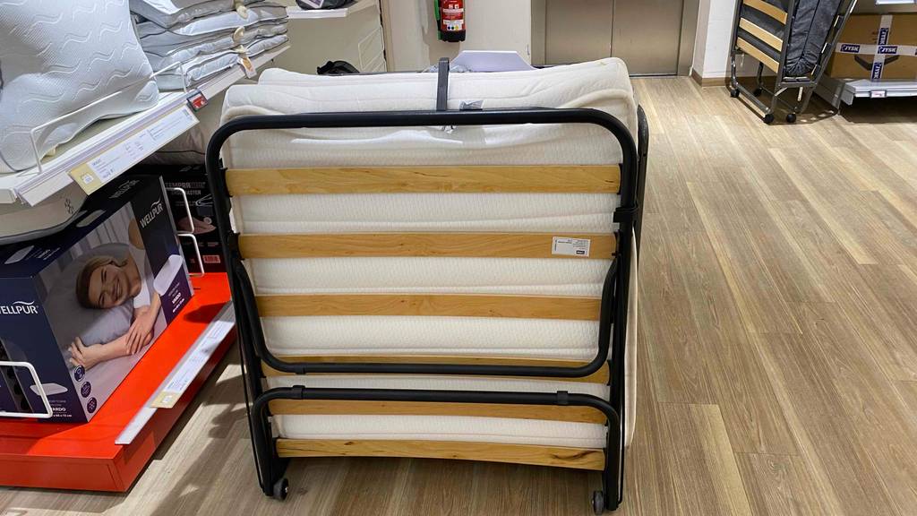 Gästebetten-klappbar im Test: ein zusammengeklapptes Gästebett im aufgestelltem Zustand.